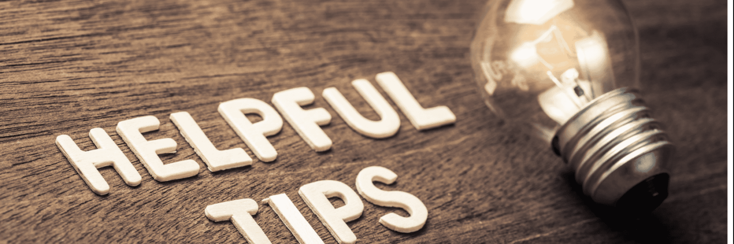 In the background, a plank of wood taking the whole screen. On this plank on the right side there is a lightbulb and on the left side it is written in capital letters in white "helpful tips"