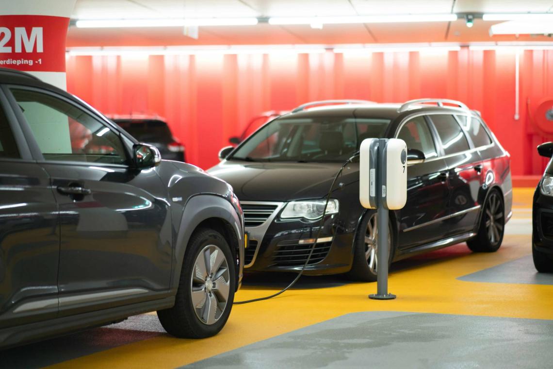 Phev charging in a parking lot